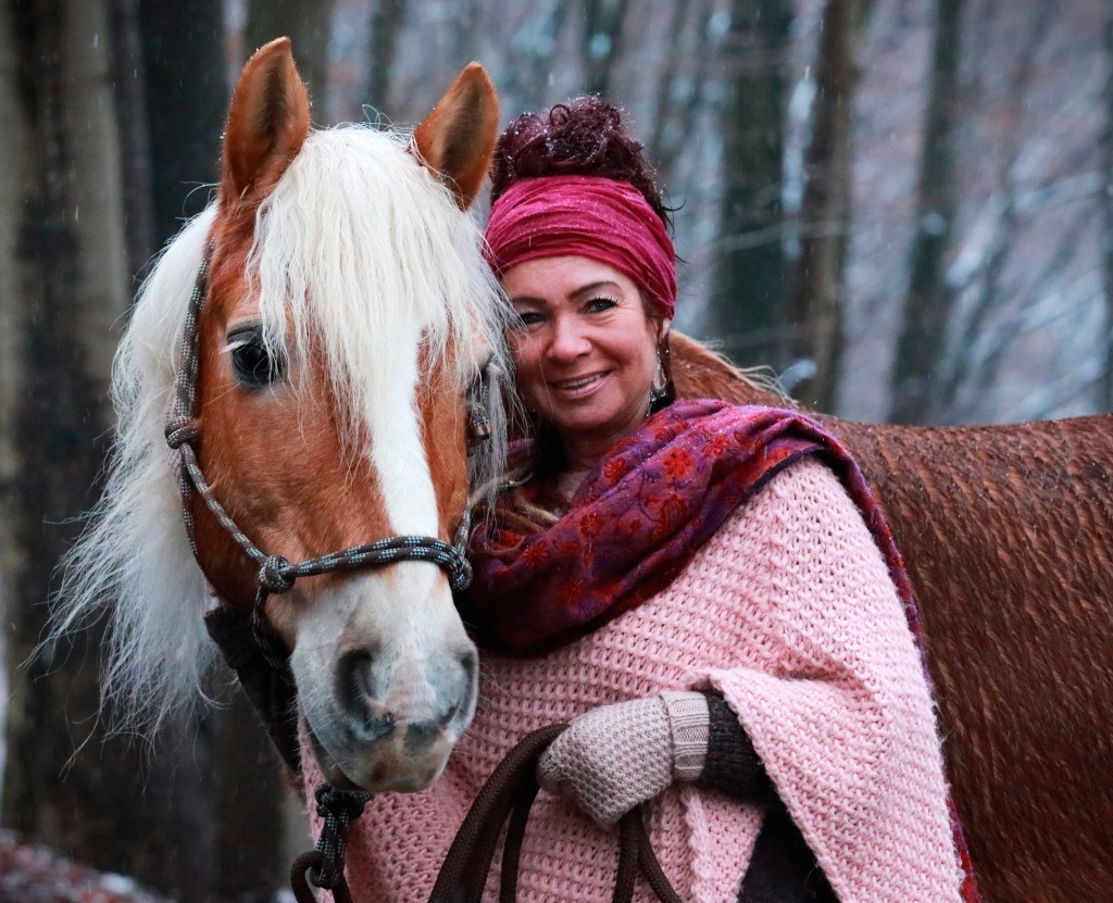 Haflinger Pferd im Portrait mit Besitzerin bei Fotoshooting in Overath